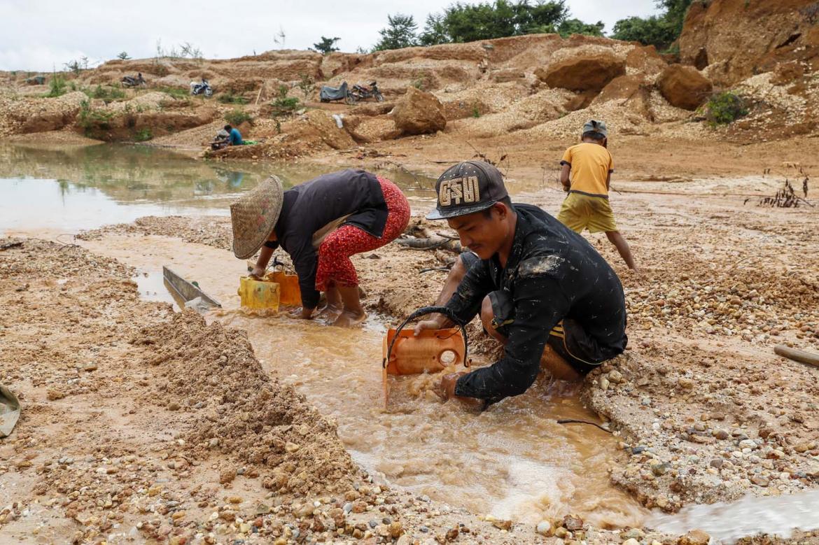 Gold miners work near Indawgyi Lake, in Kachin State’s Mohnyin Township, in 2019. (Nyein Su Wai Kyaw Soe | Frontier)