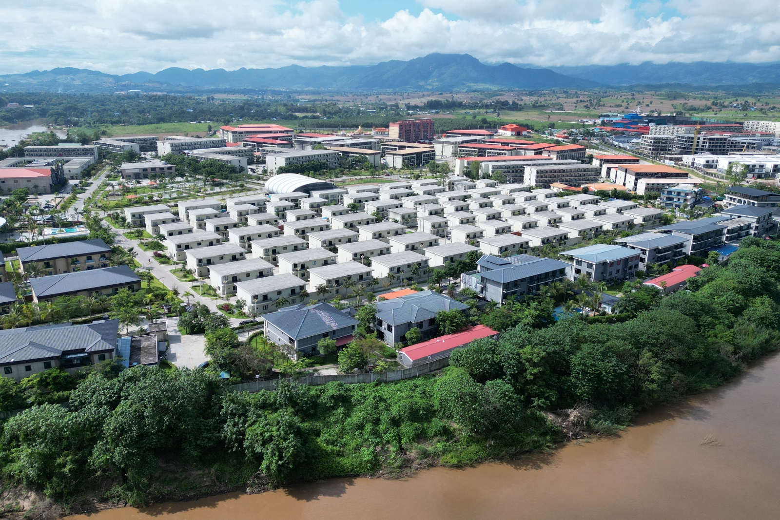 ကရင်ပြည်နယ်၊ မြဝတီမြို့နယ်ရှိ ကေကေပါ့ခ်ကို စက်တင်ဘာ ၁၇ က ထိုင်းနိုင်ငံဘက်မှ တွေ့မြင်ရစဉ်။ (ဓာတ်ပုံ- အေအက်ဖ်ပီ)
