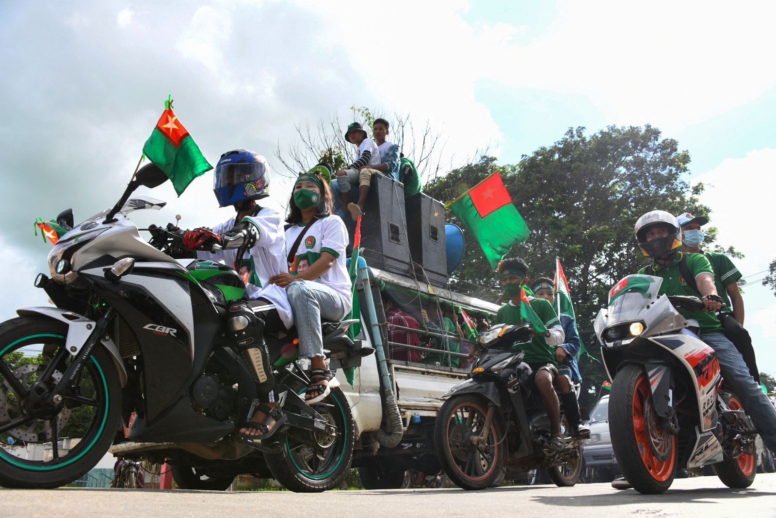 ပြည်ထောင်စုကြံ့ခိုင်ရေးနှင့် ဖွံ့ဖြိုးရေးပါတီအလံများကို ဝှေ့ယမ်းနေကြသော ထောက်ခံသူများကို နေပြည်တော်တွင်၂၀၂၀ အောက်တိုဘာ ၁ က တွေ့ရစဉ်။ (ဓာတ်ပုံ-အေအက်ဖ်ပီ)