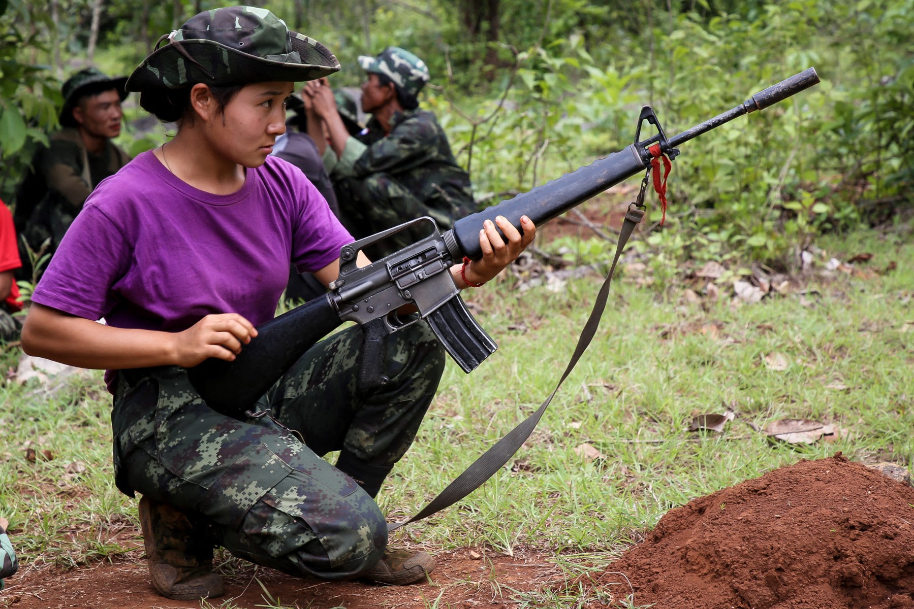 ကရင်နီပြည်နယ် ဒီမောဆိုမြို့နယ်အတွင်း တစ်နေရာတွင် ကရင်နီအမျိုးသားကာကွယ်ရေးတပ်၏ အဖွဲ့ဝင်တစ်ဦး လေ့ကျင်ရေးဆင်းနေစဉ်။ (ဓာတ်ပုံ-အေအက်ဖ်ပီ)