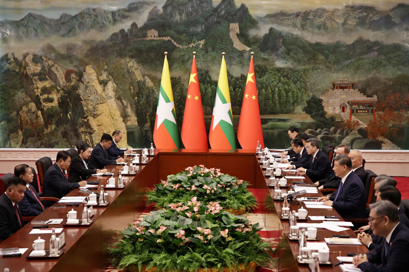 တရုတ်နိုင်ငံ တီယန်ကျင်းမြို့တွင် ကျင်းပသည့် ရှန်ဟိုင်းပူးပေါင်းဆောင်ရွက်ရေးအဖွဲ့ ထိပ်သီးညီလာခံ မတိုင်မီ ၂၀၂၅ ခုနှစ် ဩဂုတ်လ ၃၀ ရက်က ဗိုလ်ချုပ်မှူးကြီးမင်းအောင်လှိုင်နှင့် နှစ်နိုင်ငံ တွေ့ဆုံဆွေးနွေးမှုအတွင်း တရုတ်သမ္မတ ရှီကျင့်ဖျင် မိန့်ခွန်းပြောကြားနေစဉ်။ (ဓာတ်ပုံ-အေအက်ဖ်ပီ)