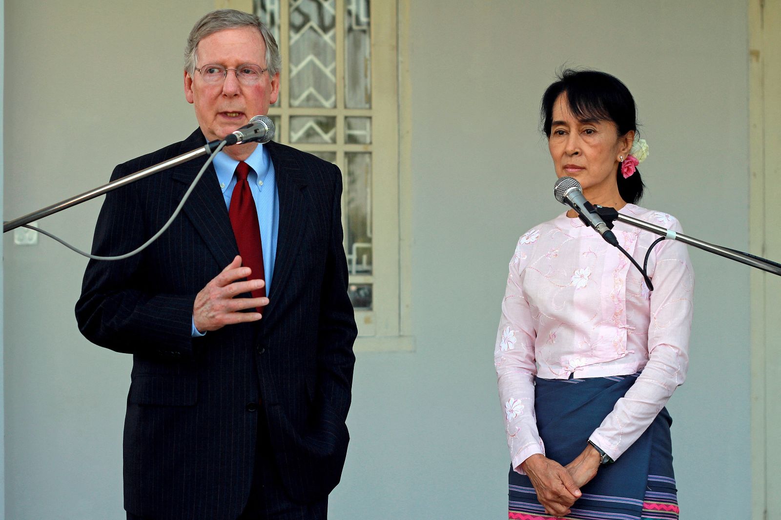 United States Senator Mitch McConnell addresses reporters following a meeting with Aung San Suu Kyi at her residence in Yangon on January 16, 2012. (AFP)