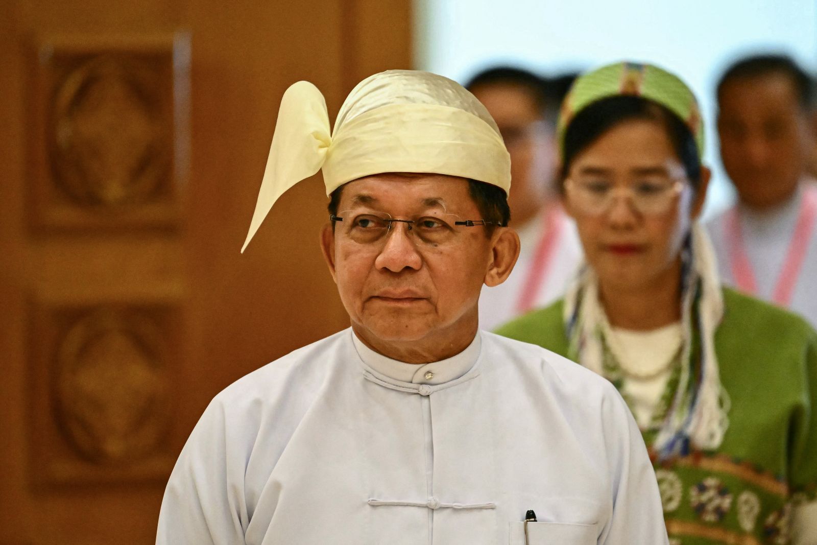 တပ်မတော်ကာကွယ်ရေးဦးစီးချုပ်ဟောင်းနှင့် နိုင်ငံတော်သမ္မတဖြစ်သူ မင်းအောင်လှိုင်သည် ၂၀၂၆ ခုနှစ်၊ ဧပြီလ ၁၀ ရက်နေ့တွင် နေပြည်တော်၌ ကျင်းပသည့် ပြည်ထောင်စုလွှတ်တော်အစည်းအဝေးအတွင်း ၎င်း၏ ကျမ်းသစ္စာဆိုပွဲအခမ်းအနားသို့ တက်ရောက်ရန် ရောက်ရှိလာခဲ့သည်။ (ဓာတ်ပုံ-အေအက်ဖ်ပီ)