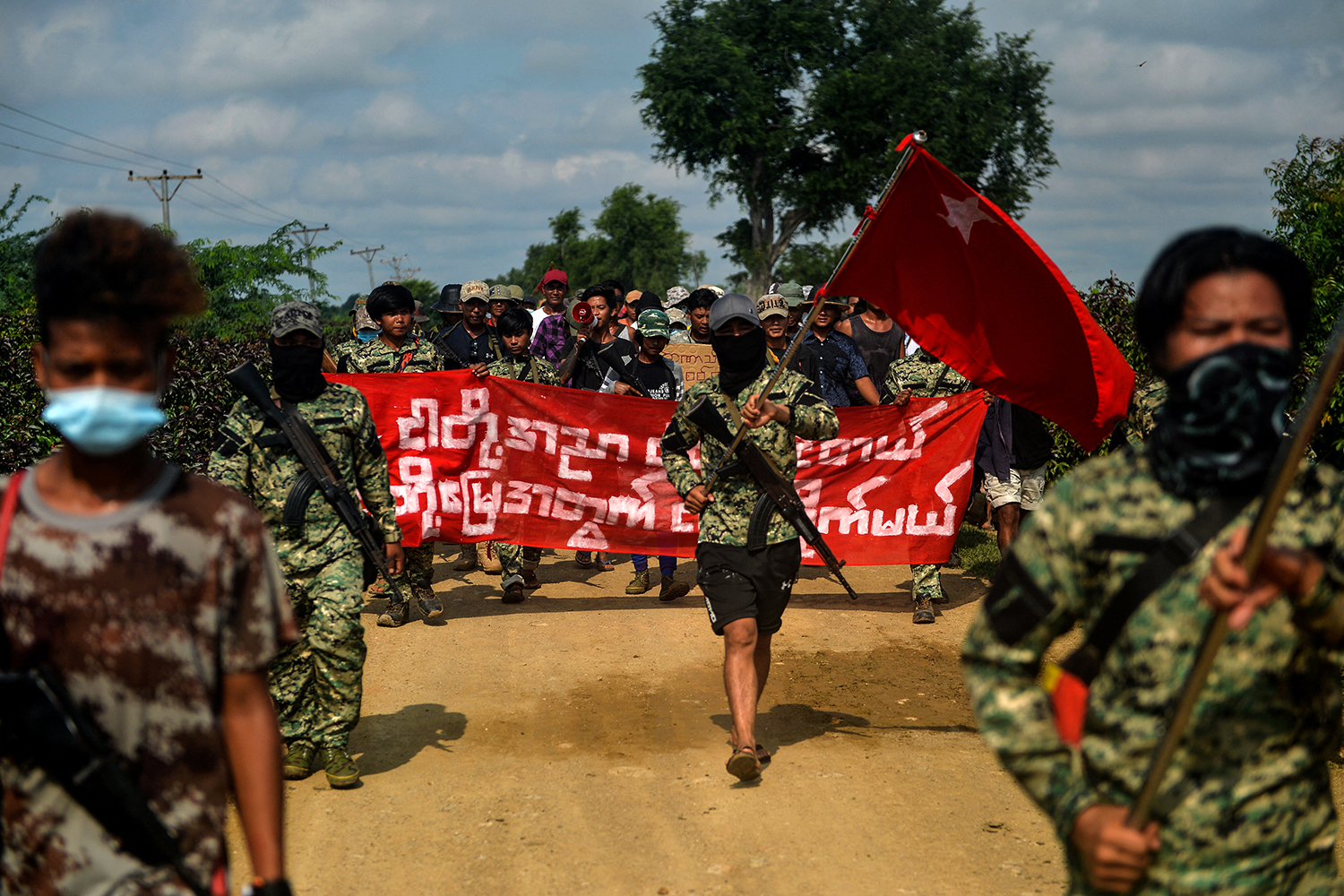 ၂၀၂၂ ခုနှစ် စက်တင်ဘာလ ၇ ရက်နေ့က စစ်ကိုင်းတိုင်းဒေသကြီးအတွင်း ပြုလုပ်သည့် အာဏာသိမ်းမှု ဆန့်ကျင်ဆန္ဒပြပွဲတစ်ခုတွင် ပြည်သူ့ကာကွယ်ရေးတပ်ဖွဲ့ဝင်များက ဆန္ဒပြပြည်သူများကို လုံခြုံရေး လိုက်ပါ စောင့်ရှောက်ပေးနေစဉ်။ (ဓာတ်ပုံ-အေအက်ဖ်ပီ)