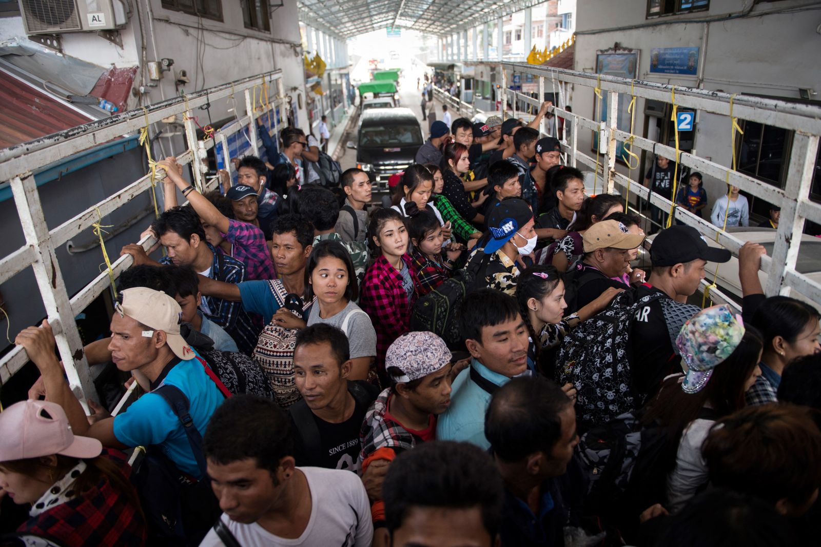 Myanmar workers cross into Myanmar from the Thai border town of Mae Sot on July 7, 2017. (AFP)
