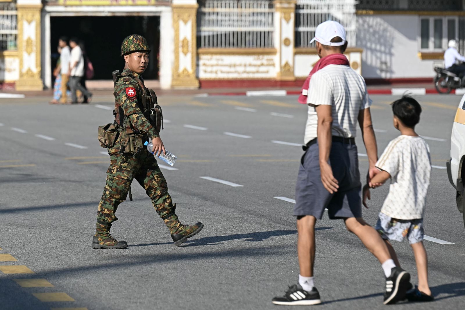 ၂၀၂၅ ခုနှစ် ဒီဇင်ဘာ ၂၈ ရက်တွင် ရန်ကုန်မြို့ရှိ လမ်းတစ်လမ်းပေါ်တွင် စစ်သားတစ်ဦး ကင်းလှည့်သည်ကို တွေ့ရစဥ်