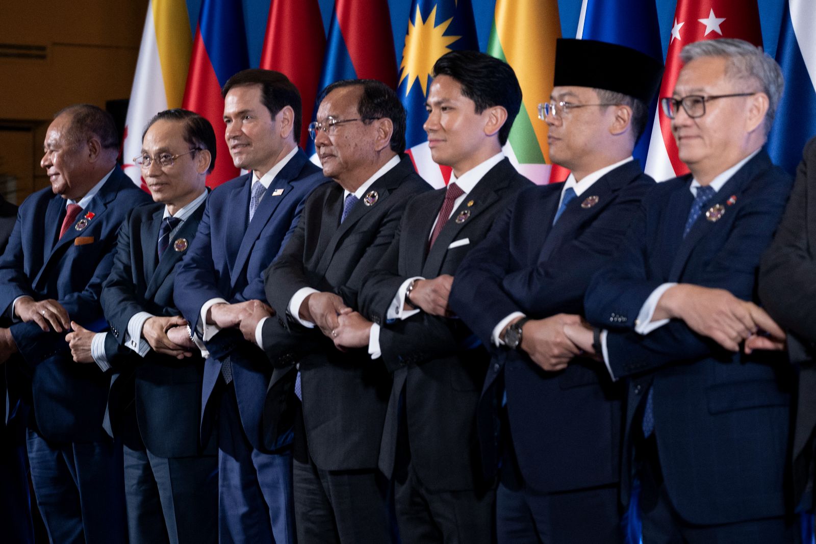 ASEAN foreign ministers, the permanent secretary of the regime's foreign ministry Hau Khan Sum (second from left) and the United States state secretary Marco Rubio join hands during the ASEAN Foreign Ministers' Meeting in the Philippine city of Pasay on July 22. (AFP)