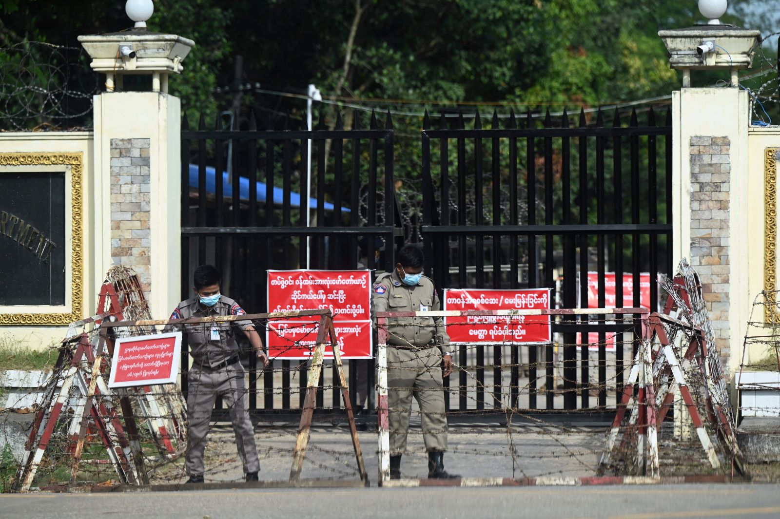 Officials prepare for the release of inmates outside Insein Prison in Yangon on November 17, 2022. (AFP)